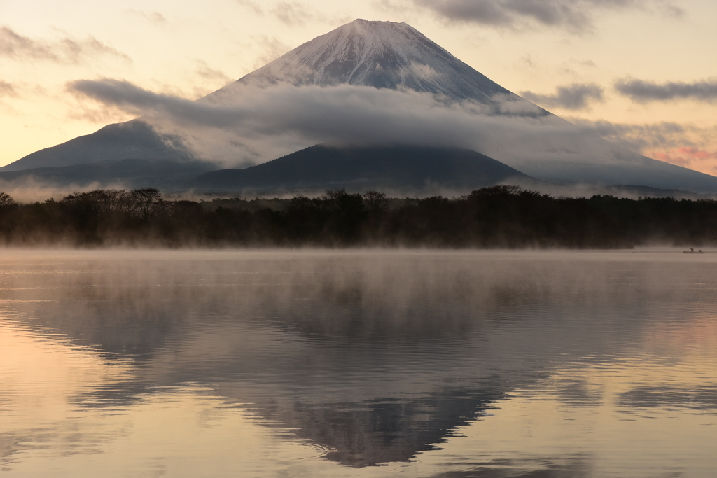 533ab7f2af6309957a9f45d8b835a477 - 朝靄の精進湖で雲の中から現れた淡い逆さ富士