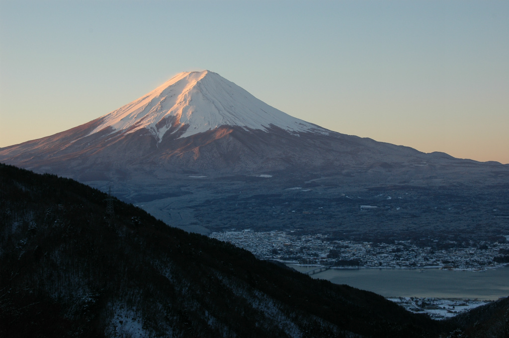 93d9f3508d9121ee45a5addf8d330a7e - 【定番の富士山！】御坂天下茶屋から朝日を浴びる冬景色の富士山