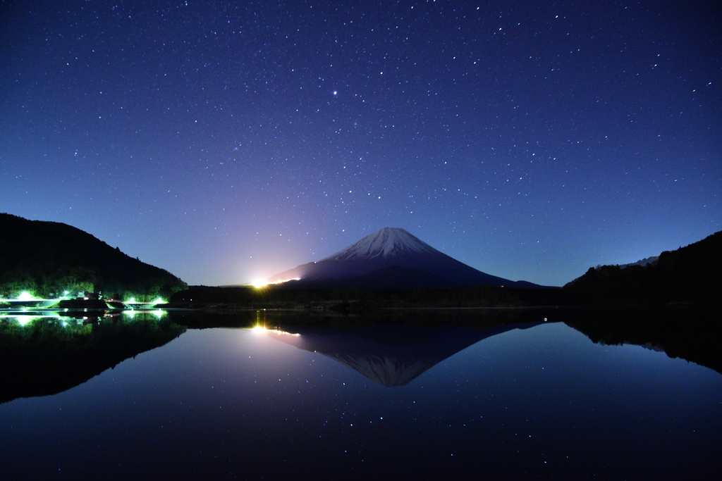 95eab62f0091d01cf8c636e7bd24adc0 - 精進湖の湖面に映る満天の星空と逆さ富士は別世界