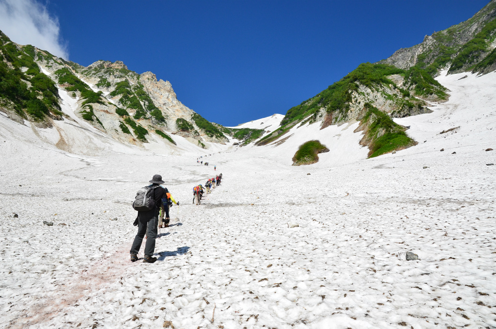 dc035e1c0c299109ea918495482a3310 1 - 【白馬岳の絶景撮影登山】真夏でも涼しい白馬大雪渓に登山者の行列がどこまでも続いてました